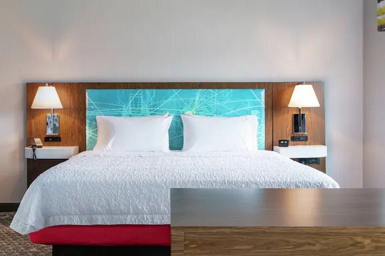 Hampton Inn & Suites By Hilton Toronto Downtown Экстерьер фото