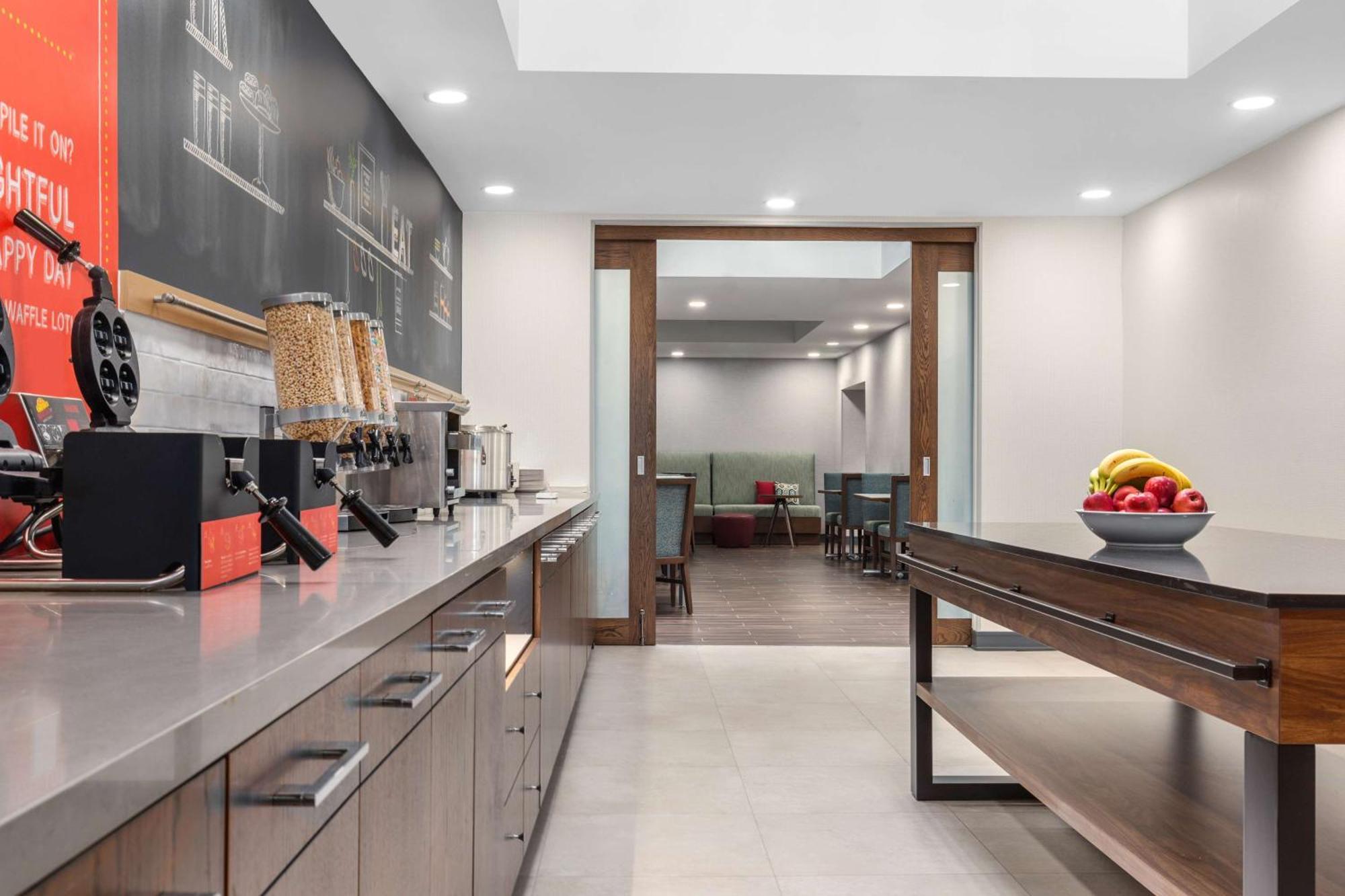 Hampton Inn & Suites By Hilton Toronto Downtown Экстерьер фото