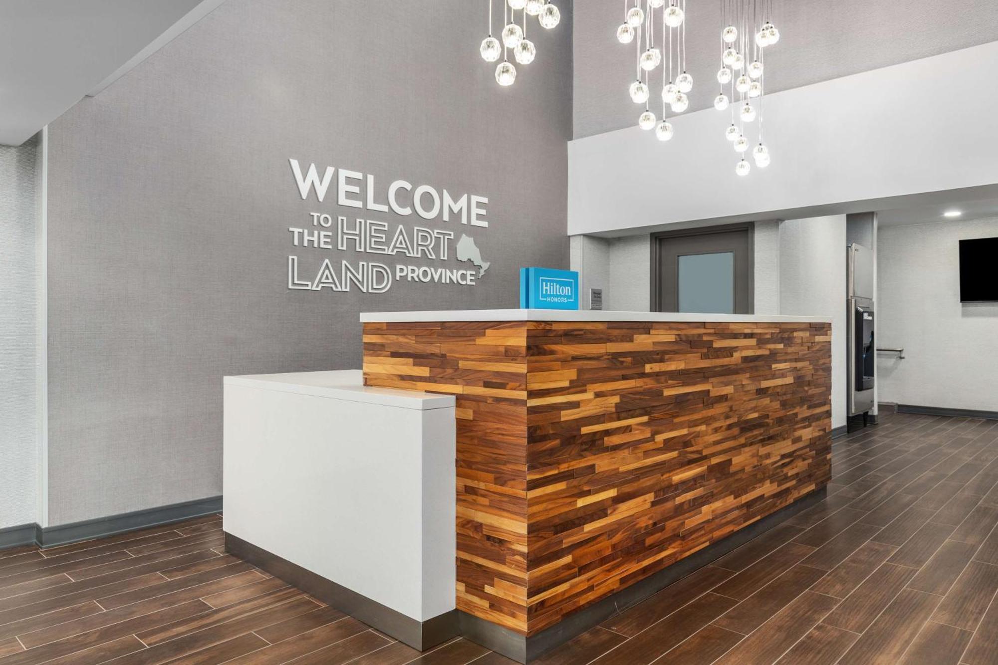 Hampton Inn & Suites By Hilton Toronto Downtown Экстерьер фото