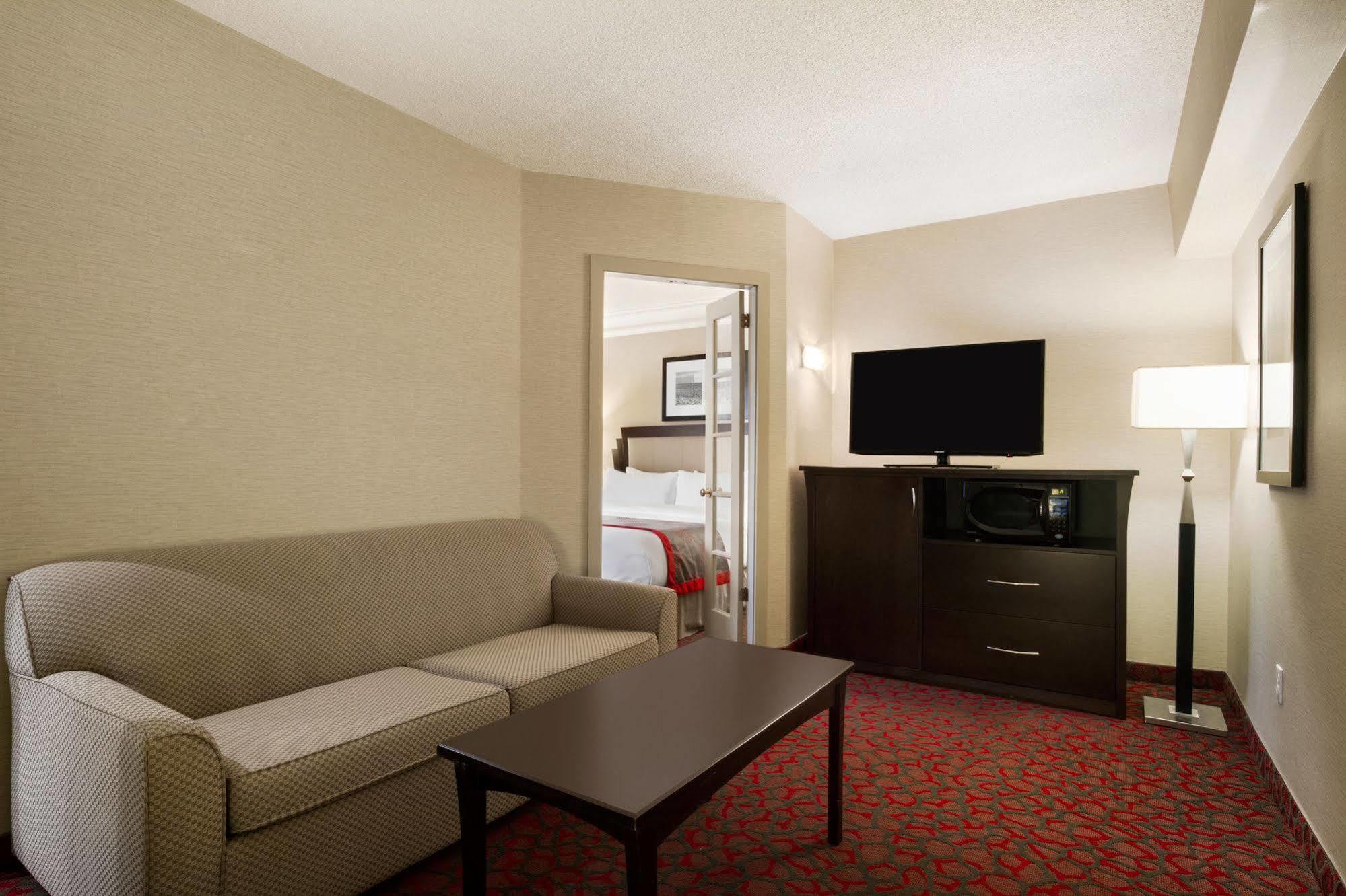 Hampton Inn & Suites By Hilton Toronto Downtown Экстерьер фото